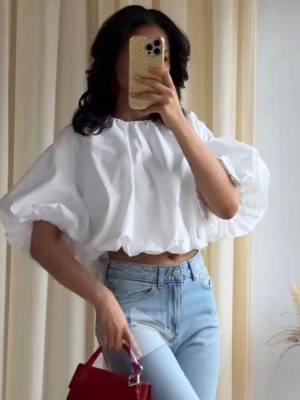 Vit croppad blus med puffärm - Trendig vit croppad blus med breda puffärmar och rund halsringning. Köpt på Zara, aldrig använd! Har storlek L men sitter najs fast jag brukar ha S! 