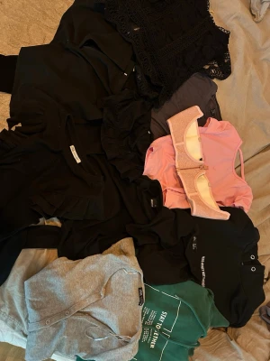 Bundle paket - Säljer en bundle med toppar, tröjor, hoodies och 1 par kostymbyxor. Allt i storlek s/36-m/38