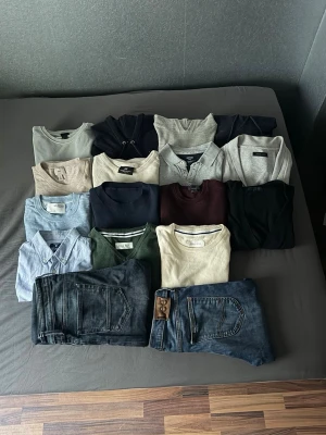 Klädpaket med tröjor och jeans - Säljer ett klädpaket med 17 plagg. Innehåller tröjor från välkända märken som tex h&m, selected homme och pier one. Även två par jeans från Lee och jack and Jones(slim Glenn). Tröjorna passar allt mellan 168-182. Jeansen är i storlek 30/31(Lee) och 29/32(J&J). 