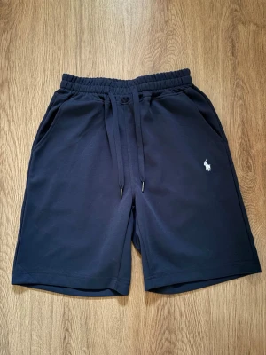 Ralph Lauren Shorts - Snygga mörkblåa Ralph Lauren shorts. Helt nya aldrig använda. Utan lappar. Storlek S. Skriv om ni har några funderingar!😃