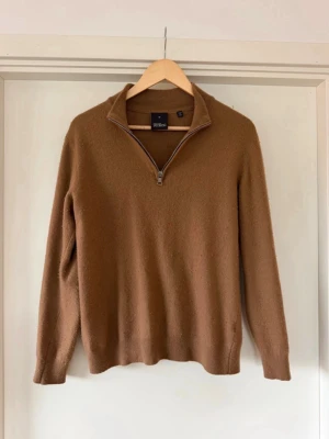 Oscar Jacobson  - Tjena! Jag säljer min Oscar Jacobson halfzip som inte kommer till användning. Storlek M men passar S också eftersom den har krympt i tvätten, och den är nopprig också. Cond: 7/10