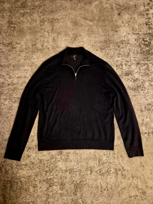 Marinblå halvzip - H&M - Stilren marinblå halfzip från H&M i bra skick, storlek L 
