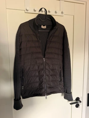 Moncler cardigan  - Säljer min extremt exklusiva och eftertraktade Moncler cardigan. Modellen är Moncler tricot cardigan och färgen är grå. Storleken är M men passar även S. Nypris är 12 000:- mitt pris är endast 3499:- perfekt nu till hösten! 