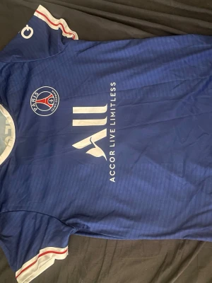 PSG Messi matchtröja blå - PSG tröja med bra kvalité. Är L men passar bäst på M hör av dig vid funderingar eller pris😊