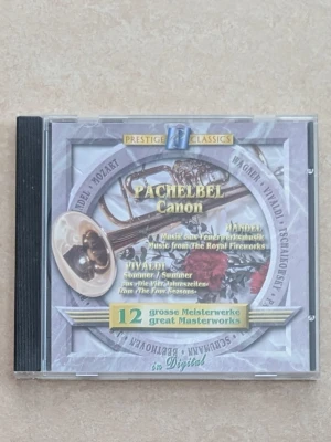 CD Pachelbel Canon och klassiska verk - CD-skiva med klassisk musik från serien Prestige Classics. Innehåller Pachelbels Canon, Händels Music from the Royal Fireworks och Vivaldis Summer ur De fyra årstiderna. Omslaget är grått med gulddetaljer och motiv av trumpet och blommor.