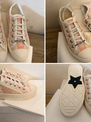 Beige och rosa  sneakers - Snygga sneakers från Christian  i pastellrosa och beige canvas med vita detaljer. Klassisk låg modell med vita snören, gummisula och logotyp på plösen och sidan. Perfekta för dig som vill ha en exklusiv touch till din outfit.