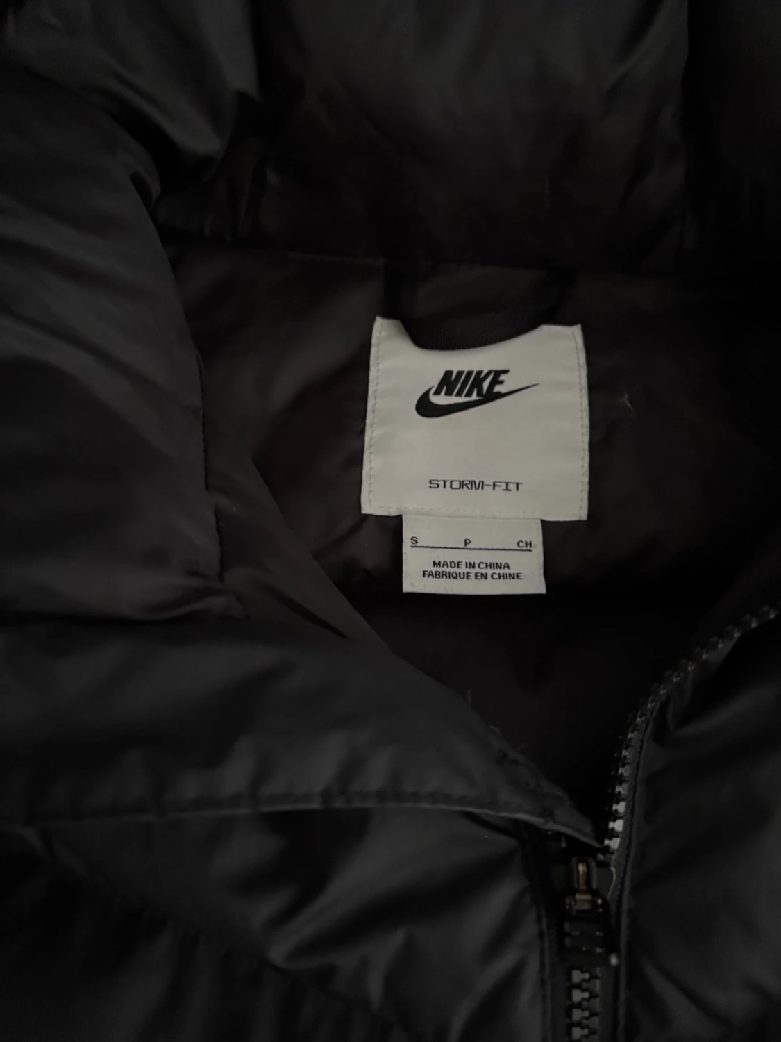 Svart pufferjacka från Nike med huva - 2