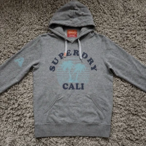 Superdry Hoodie ~ Vintage - Säljer denna feta Superdry hoodien i mycket fint skick!🙌Strl M /// Hör gärna av er om ni har funderingar!👏