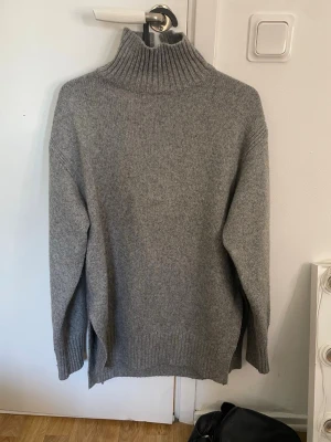 Stickad tröja H&M - Supermysig stickad tröja från H&M med polokrage 