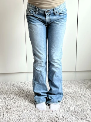 Jeans - Midjemått 37cm rakt över. Innerbenslängd 79cm❣️