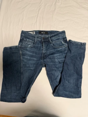 Replay anbass blå - Säljer nu dessa stilrena mörkblå replay anbass I storlek 27/30, passar till alla outfits och matchar många färger. Jeansen har inga synliga defekter, skriv gärna om ni har några frågor eller funderingar!🍾⭐️🙌