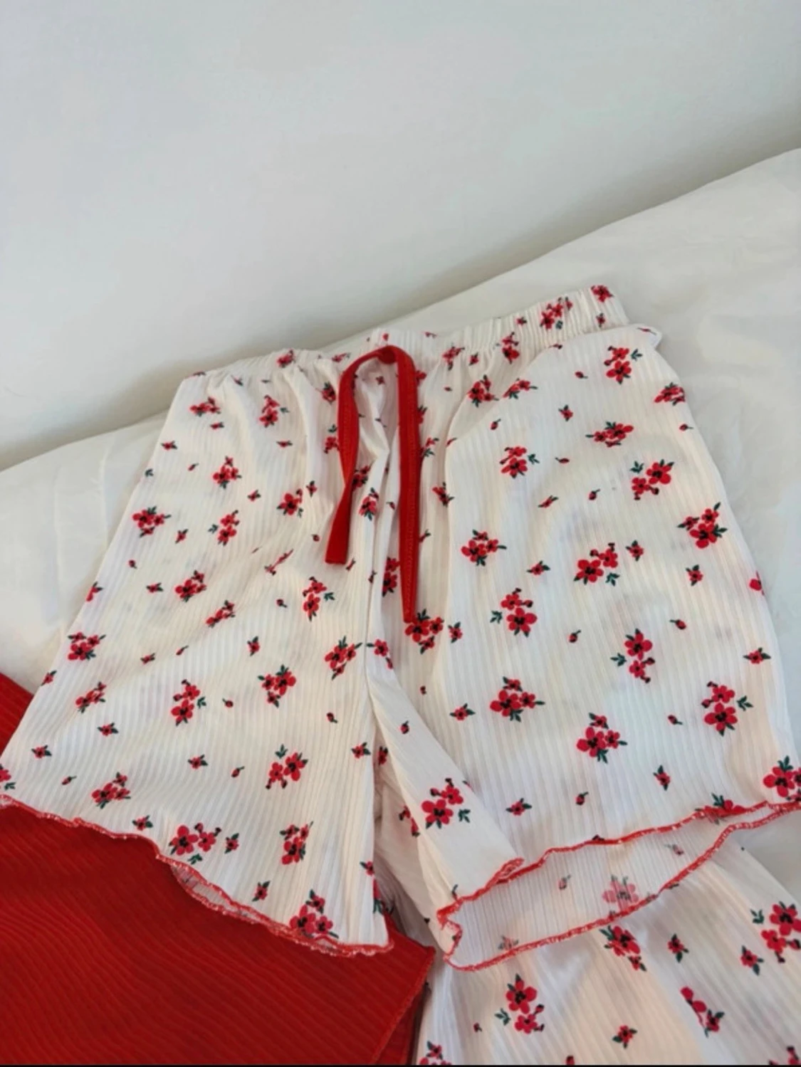 Röd och vit blommig pyjamas-set - 2