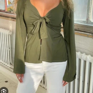 Grön blus - Från designbysi i strl xs/s💕