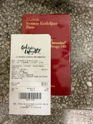 Maison Francis Kurkdjian Baccarat Rouge 540 - Maison Francis Kurkdjian Baccarat Rouge 540 Extrait de Parfum i elegant röd förpackning med guldfärgad text. Lyxig och ikonisk doft som kommer i en exklusiv kartong, perfekt för dig som vill ha något unikt och exklusivt i parfymhyllan.