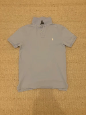 Ljusblå Ralph Lauren piké - Säljer nu denna  Polo Ralph Lauren piké, ljusblå och perfekt inför sommaren! Storlek S! Tveka inte att fråga vid minsta fundering!😇