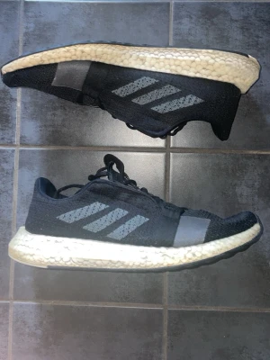 Svarta Adidas Senseboost - Nypris 1459 kr är använt nu ett tag men är i bra skick fortfarande! Mitt pris är 459 då jag använt den någon säsong. Kan behövas rengöras! 