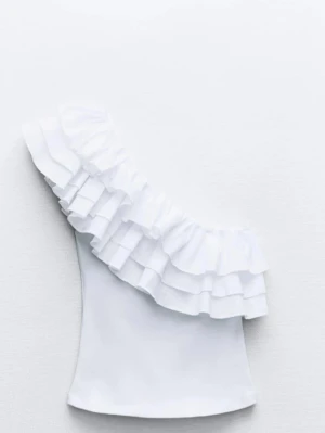 Vit volangblus med offshoulder - Säljer nu denna somriga volangblusen från zara som är precis som ny! Den har extra vaddering vid upptill vilket gör det smidigt att kunna ha den utan bh. Tröjan är i S men skulle säga att den passar nästintill alla storlekar då den är väldigt strechig!!💓
