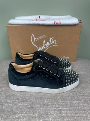 Christian Louboutin skor - Hej, säljer nu dessa svin snygga Christian Louboutin skor. Skorna är i grymt skick! Begränsat antal boxar och dustbag. Hör av dig vid frågor. 