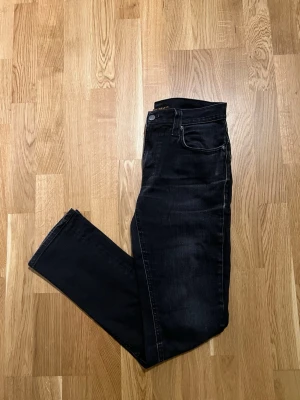 Nudie Jeans - Storlek 30/34 - Nudie jeans för män, modellen är Thin-Finn. Storlek Waist 30 / Lenght 34. Nyskick, förekommer inga defekter. Hör av dig vid intresse/frågor. PRIS KAN DISKUTERAS!