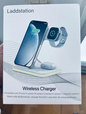 Trådlös laddstation för Iphone och flera enheter - Säljer en helt ny oöppnad vit trådlös laddstation som funkar med iPhone, Apple Watch och AirPods samt andra modeler.  Laddaren har touch ON/OFF och stöd för både vertikal och horisontell laddning. Passar flera iPhone- och Apple Watch-modeller samt andra Qi-kompatibla enheter.