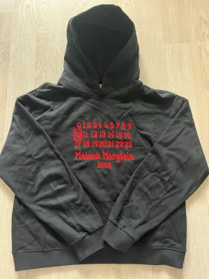 Maison Margiela hoodie  - Hej! Säljer en snygg hoodie från Maison Margiela i storlek M. Använd väldigt sparsamt så den är i mycket bra skick. Skriv vid minsta fundering 🙌