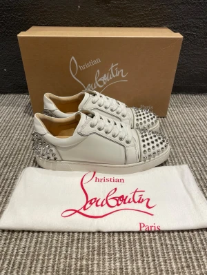 Christian Louboutin skor - Hej, säljer nu dessa svin snygga Christian Louboutin skor. Skorna är i grymt skick!  Begränsat antal boxar och dustbag. Hör av dig vid frågor.