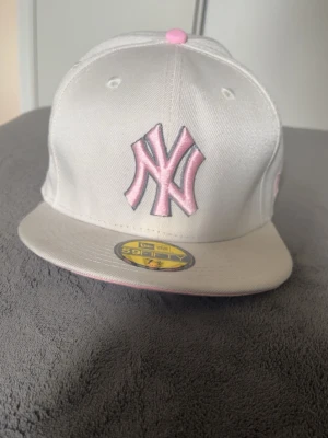 Fitted keps - Säljer en helt ny  New ERA keps från storlek 7 3/4, Riktigt snygg och passar för allt passa på o köp nu när dem är trendiga skriv för frågor o prisändringar.