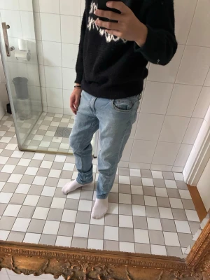 Ljusblå jeans  - Säljer ett par ljusblå jeans från On Our Terms. Jeansen har en klassisk rak passform och är tillverkade i denim med snygga sömmar. Perfekta för en avslappnad och trendig stil. Passar till det mesta och är riktigt bekväma.