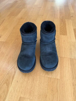 UGG svarta strlk 40 - Säljer ett par svarta UGG boots. Perfekta för kalla dagar när du vill hålla fötterna varma och bekväma.