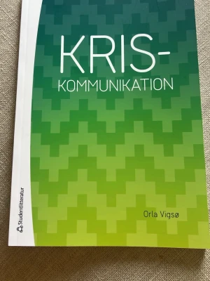 Kris­kommunikation kursbok - Kurslitteratur Kris­kommunikation' av Orla Vigsø. 