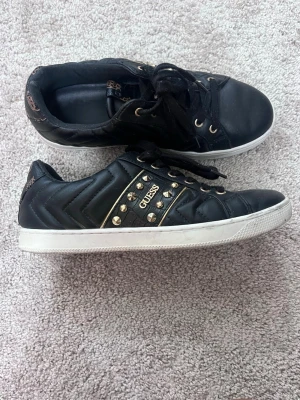 Äkta Guess skor  - Äkta guess skor. Storlek 38  