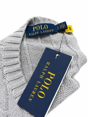Grå stickad tröja Polo Ralph Lauren - Snygg grå stickad tröja från Polo Ralph Lauren med diskret rutmönster och ribbade muddar vid hals, ärmslut och nederkant. Perfekt för dig som gillar klassisk och stilren design. Materialet känns mjukt och bekvämt.