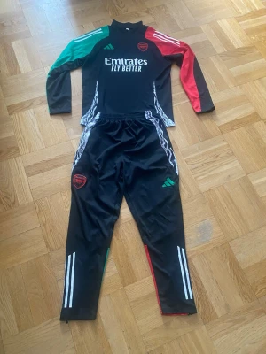 Arsenal tracksuit - Säljer denna feta tracksuiten, grymt pris, nästan helt oanvänd. Den funkar för er som har storlek M och L.  