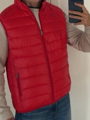 Röd väst - Röd väst. Storlek M. 