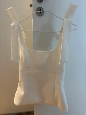 Vit Zara topp - Säljer denna fina rosett toppen från Zara för att den är för liten för mig. Köpte från en annan plicksäljare som inte hade använt den mycket. Den är nytvättad och redo att skickas!💗