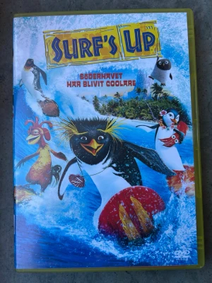 Surf’s up DVD - Surf's Up är en animerad film från 2007. Filmen handlar om Cody Maverick, en ung pingvin som drömmer om att bli en professionell surfare. Denna utgåva inkluderar bonusmaterial som borttagna scener, minidokumentärer och musikvideo.  Finns på språk: Svenska, Engelska, Finska   OBS!! skivorna är begagnade så det kan förekomma repor/hairlines på skivorna, men då jag kollar igenom alla filmer jag säljer garanterar jag att alla funkar felfritt om inget annat står! :)