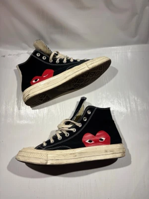 Cdg X Converse skor  - Hej! Säljer nu mina skor från märket Converse X CDG, storlek 44 bra skick, allt på bilden ingår. Tveka inte på att höra av dig om du har frågor eller funderingar kring skorna! 