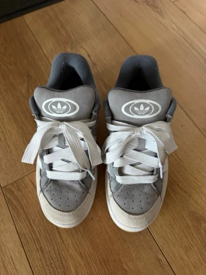 Adidas campus  - Priset är inte hugget i sten. Skorna kan komma med nya snören ifall du vill😁