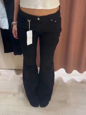 Svarta jeans från gina  - Svarta flare jeans från Gina Tricot!  Storlek 36 och passar bäst XS/S. Aldrig använda, endast testade. Stilren svart färg som är lätt att matcha och passar till alla outfits.  💌 Hör gärna av dig vid frågor eller intresse!