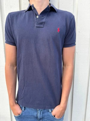 Ralph Lauren Piké - Säljer nu denna Ralph Lauren pikétröja i storlek S. Skriv för fler bilder/frågor