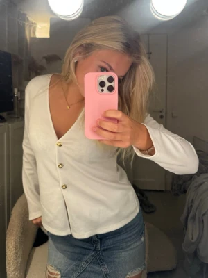 Vit blus med guldknappar - Säljer denna underbara topp från Zara💓💓Endast använd en gång. Slutsåld😊 