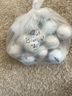 12 vita golfbollar blandade - Säljer ett set med 12 vita golfbollar Perfekt för dig som vill fylla på golfutrustningen med extra bollar. Bollarna är av standardstorlek och har klassisk golfbollsyta med små gropar.