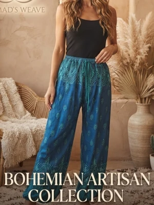 Blå bohemiska linnebyxor - Säljer ett par blå linnebyxor med bohemiskt mönster och resår i midjan. Byxorna har vida ben och ett avslappnat fall, perfekta för en chill och trendig look. Materialet ser lätt och luftigt ut, vilket gör dem sköna att bära under varma dagar.