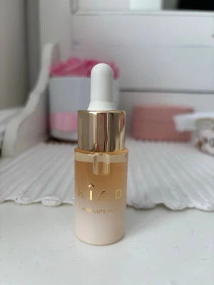 RIAD Absolute Oil  - HELT NY ( inte ens testad )!! Parfym olja från Riad, i doften ”Ouda” som har noter av: Oud, vita rosor, kardemumma, socker och läder. En väldigt fin elegant och feminine doft som sticker ut. Original pris för 30 ml = 599 kr. Skriv om du har frågor💕💕