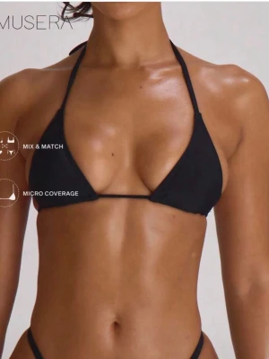 Svart bikni top - Klassisk svart trekantsbikini med smala band som knyts i nacken och runt ryggen. Dem är i storlek XS men jag märkte inte att dem är Micro och jag visar också att dem är mindre än dem vanliga XS på Shein där den säljs för 89kr
