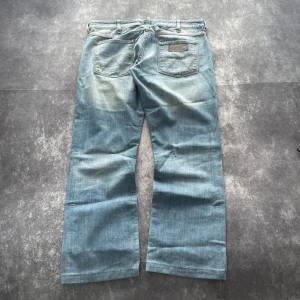 Wrangler Crank ljusblå jeans för herrar i storlek W36 L30 - Mycket bekväm bomullsdenim från Wrangler! W/L är uppskattade utifrån måtten.  Midja: 47 cm Benslut: 22 cm Lår: 35 cm Totallängd: 99 cm  Skickas inom ett dygn Spara på priset och frakten genom att sätta ihop ett paket  Mer information finns på min profil 14-286