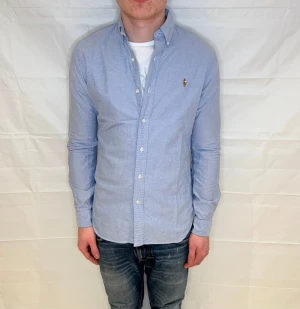 Polo Ralph Lauren Slim Fit Shirt Light Blue - Ljusblå skjorta i slim fit, 100% bomull, begagnad i mycket fint skick.