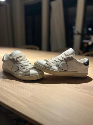 Vita Philippe model - Snygga vita sneakers från Philippe Model. Skorna är i jätte bra skick. 