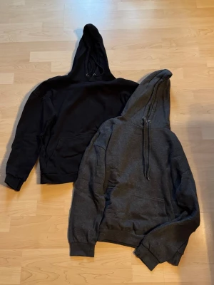 Två hoodies i svart och mörkgrå - Två hoodies från Zalando. I super bra skick💕