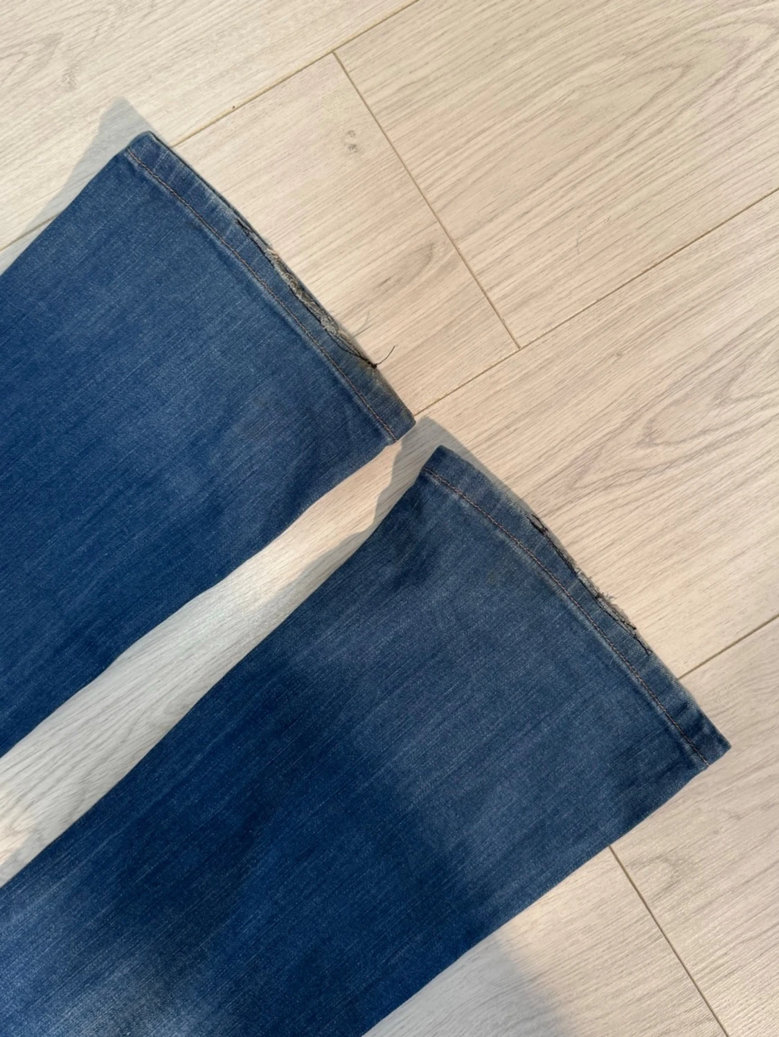 Low flare jeans med slitningar 10051 - 6